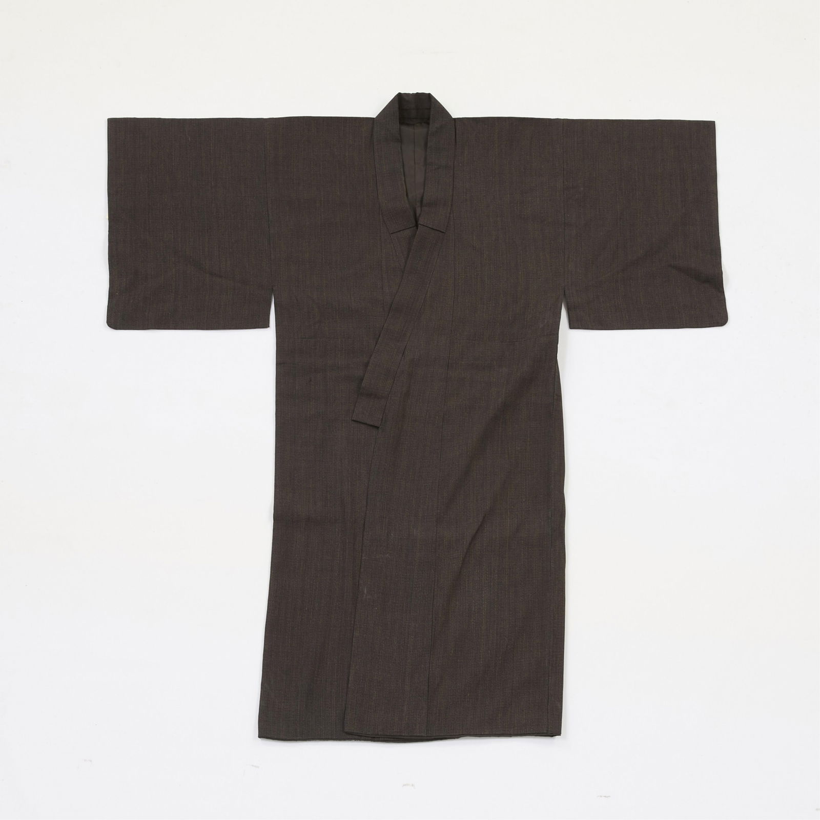 19th/20th c. Japanese Men's Nagagi Kimono Robe: Japanese dansei (men's) nagagi kimono robe, late 19th to early 20th century.Provenance: From the Distinguished Personal Collection of Dr. Robert Jacobsen.Length: 53 1/2 in x shoulder-to-shoulder: 25 i