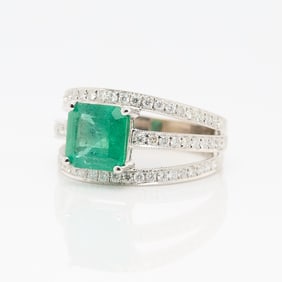 Hana 18k White Gold Emerald Ring