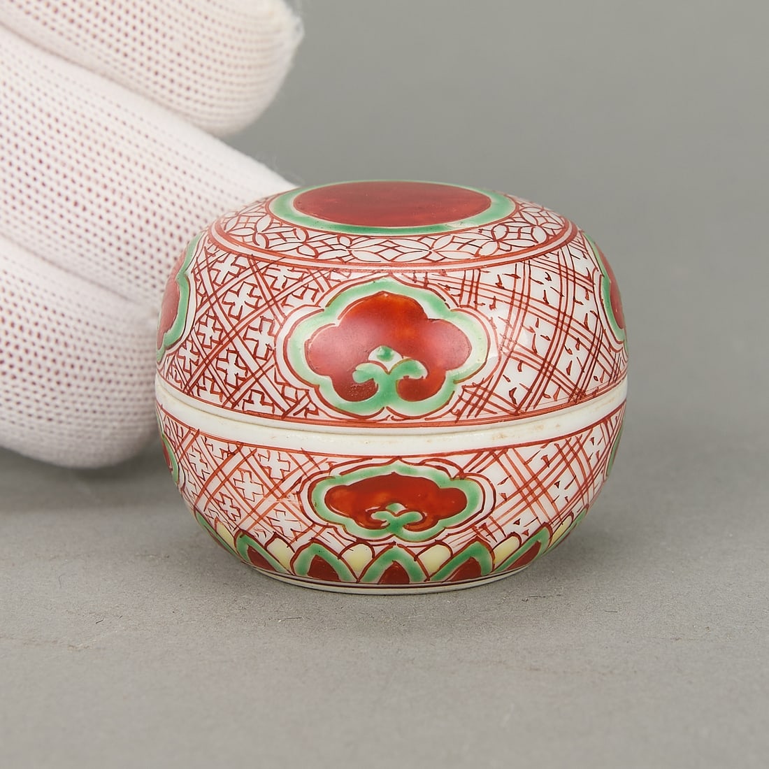 Antique Chinese Porcelain Kogo Incense Burner: Antique Chinese porcelain kogo or incense burner. Depicting a row of large and small lingzhi symbols along the lid and foot rim, respectively. Executed in iron-red and green overglaze enamel, finely a