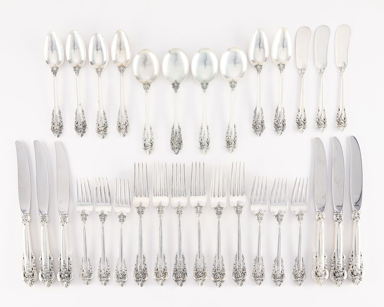 31 pcs Wallace Sterling "Grand Baroque" Silverware - 36.89 ozt (1 of 5)
