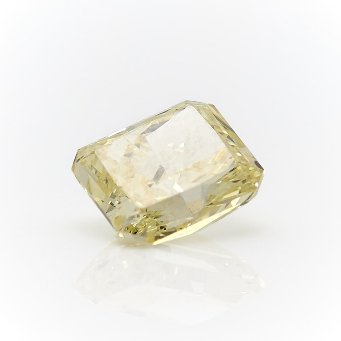 0.80 CT Yellow Diamond: Yellow diamond of radiant cut with clipped corners weighing 0.80 ct.Length: 5.58 mm x width: 4.75 mm x depth: 3.08 mm. Gross weight: 0.80 ct.