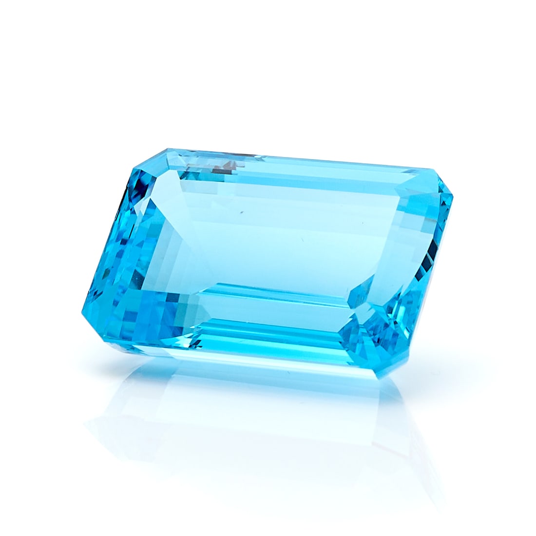 Step Cut Blue Topaz 190.05 CT: Large step cut rectangular blue topaz of 190.05 ct.Length: 34.95 mm x width: 26.40 mm x depth: 21.92 mm. Gross weight: 190.05 ctw.