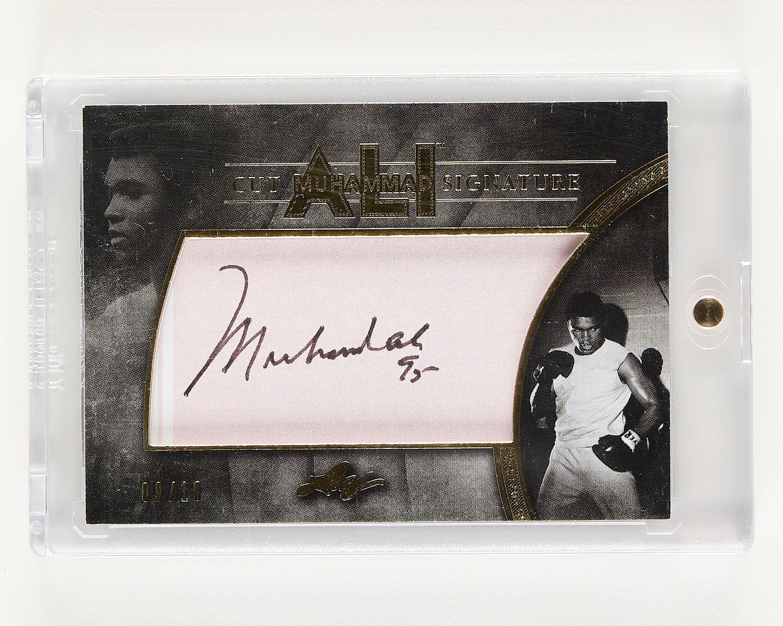 2014 Leaf Cut Signature Muhammad Ali Auto: 2014 Leaf cut signature insert #MA-CS5 Muhammad Ali, 9/10.Height: 4 1/2 in x width: 3 in.
