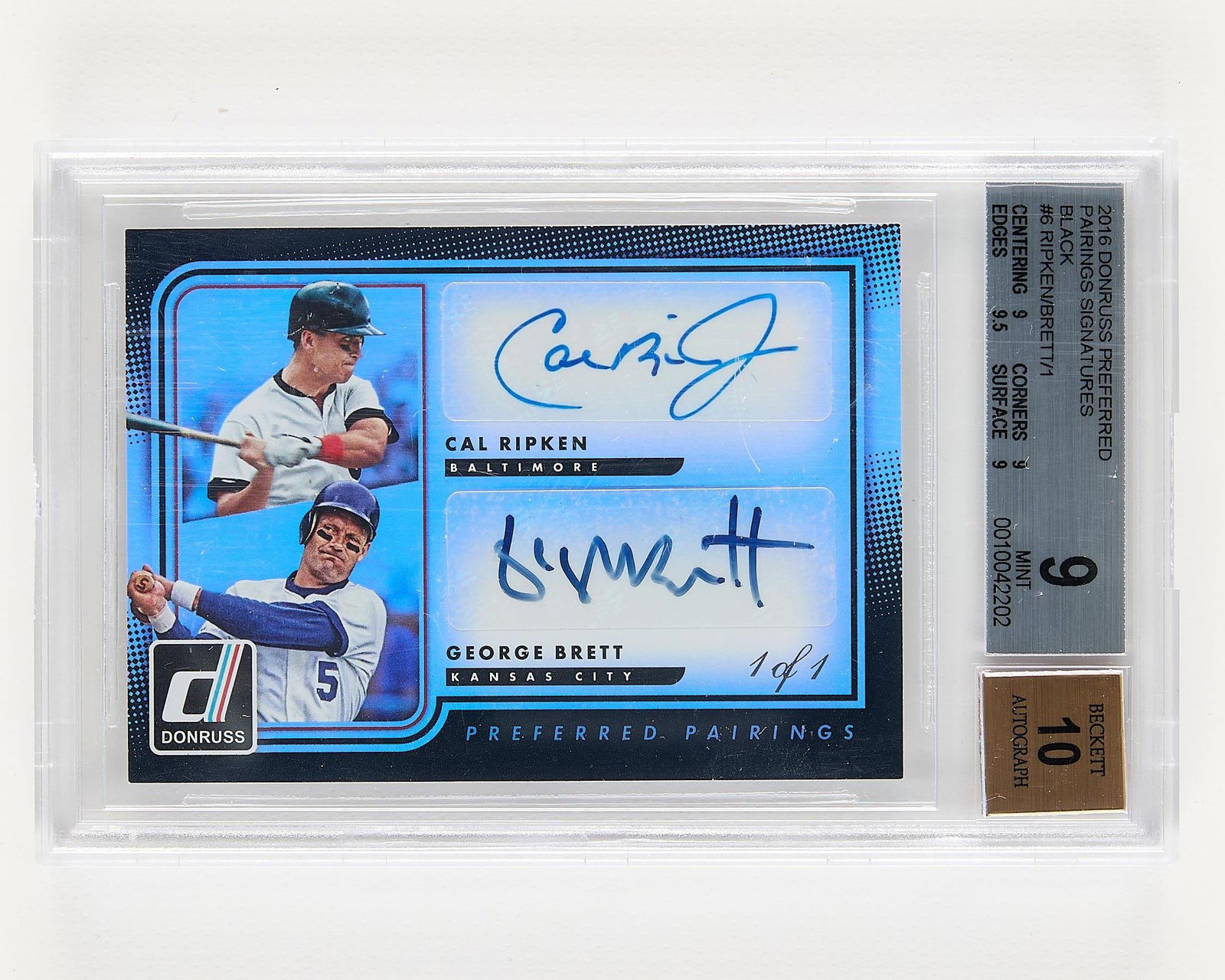 2016 Donruss Pref. Pairs Sigs. Ripken/Brett BGS: 2016 Donruss Preferred Pairings signatures black #6, Cal Ripken and George Brett, 1/1. BGS: 0010042202.Height: 5 1/4 in x width: 3 1/4 in.