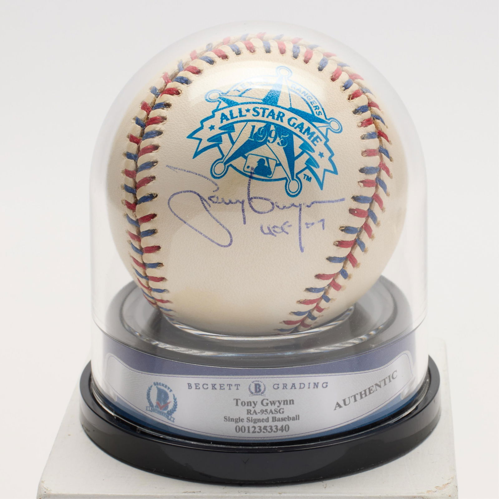 Tony Gwynn Signed Baseball BAS: Tony Gwynn autographed baseball. Beckett: 0012353340. MLB: EK061622. (Case) height: 4 in x diameter: 3 1/2 in.