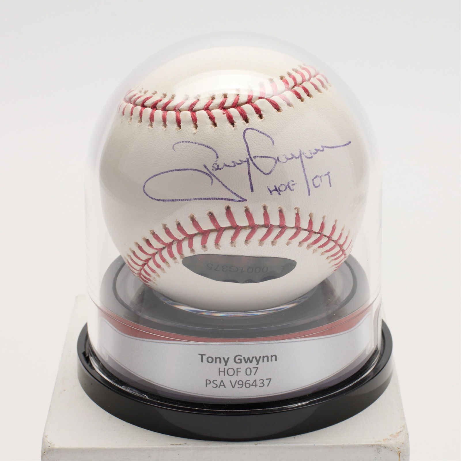 Tony Gwynn Signed Baseball PSA: Tony Gwynn autographed baseball. PSA/DNA: V96437. (Case) height: 4 in x diameter: 3 1/2 in.