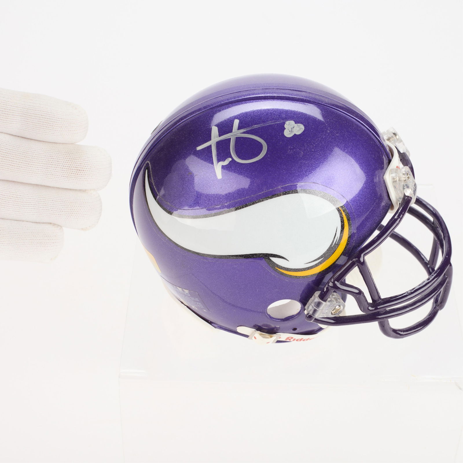 Cris Carter Vikings Mini Helmet Signed: Cris Carter signed Minnesota Vikings mini football helmet. Riddel. Gridiron Authentics hologram sticker on back of helmet G40535.(Box) height: 5 1/2 in x width: 7 1/2 in x depth: 5 1/2 in.