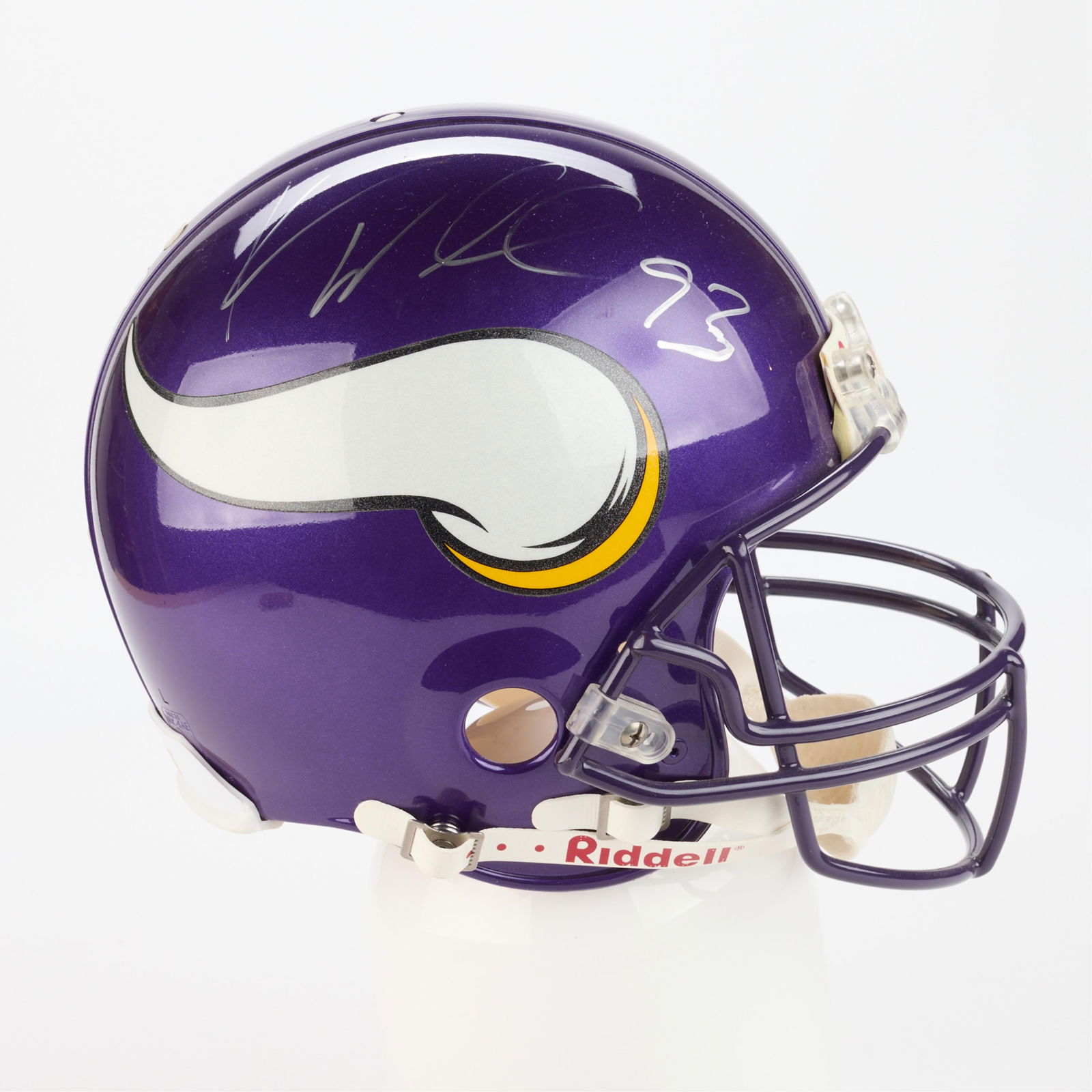 Kevin Williams Vikings Helmet Signed: Williams signed Minnesota Vikings full-sized football helmet. Riddell Pro line helmet size large. With NFL-PSA-DNA certificate of authenticity and sticker on back of helmet 1N39407.(Box) height: 10 1/