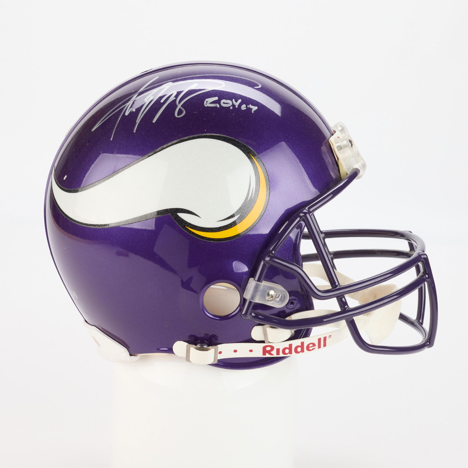 Adrian Peterson Vikings Helmet Signed: Adrian Peterson signed Minnesota Vikings full-sized football helmet. Silver ink signature and "R.O.Y. 07" and "26/28." Riddell Pro Line size large helmet. Hologram sticker "Mounted Memories" A037978.H