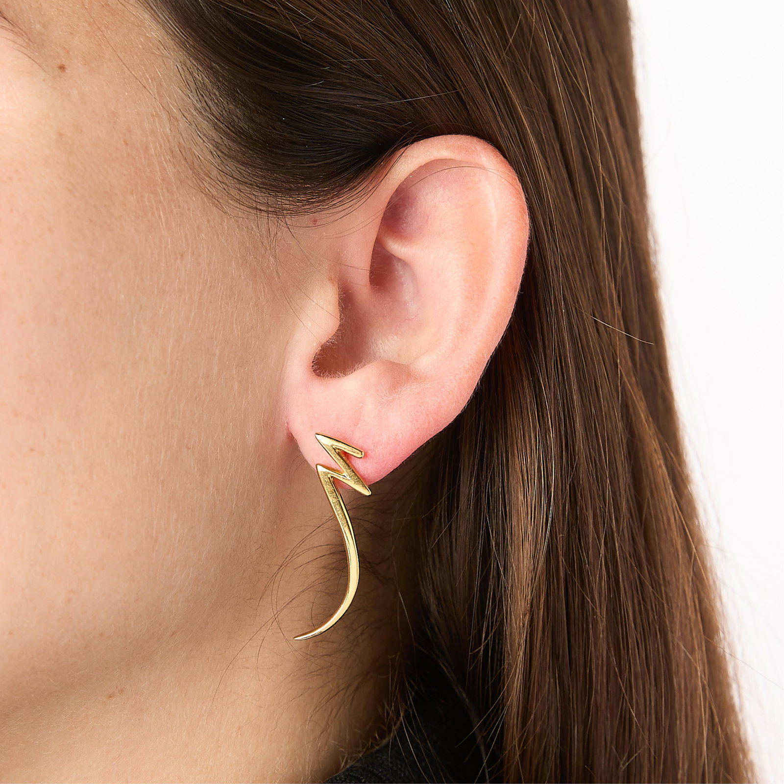 Paloma Picasso Tiffany 18k Zig Zag Earrings: 18k yellow gold Paloma Picasso for Tiffany earrings in the form of a zig zag or lightening bolt. On studs with butterlfy backs. Marked 1983 Tiffany & Co. 18k Paloma Picasso. With Tiffany felt pouch.
