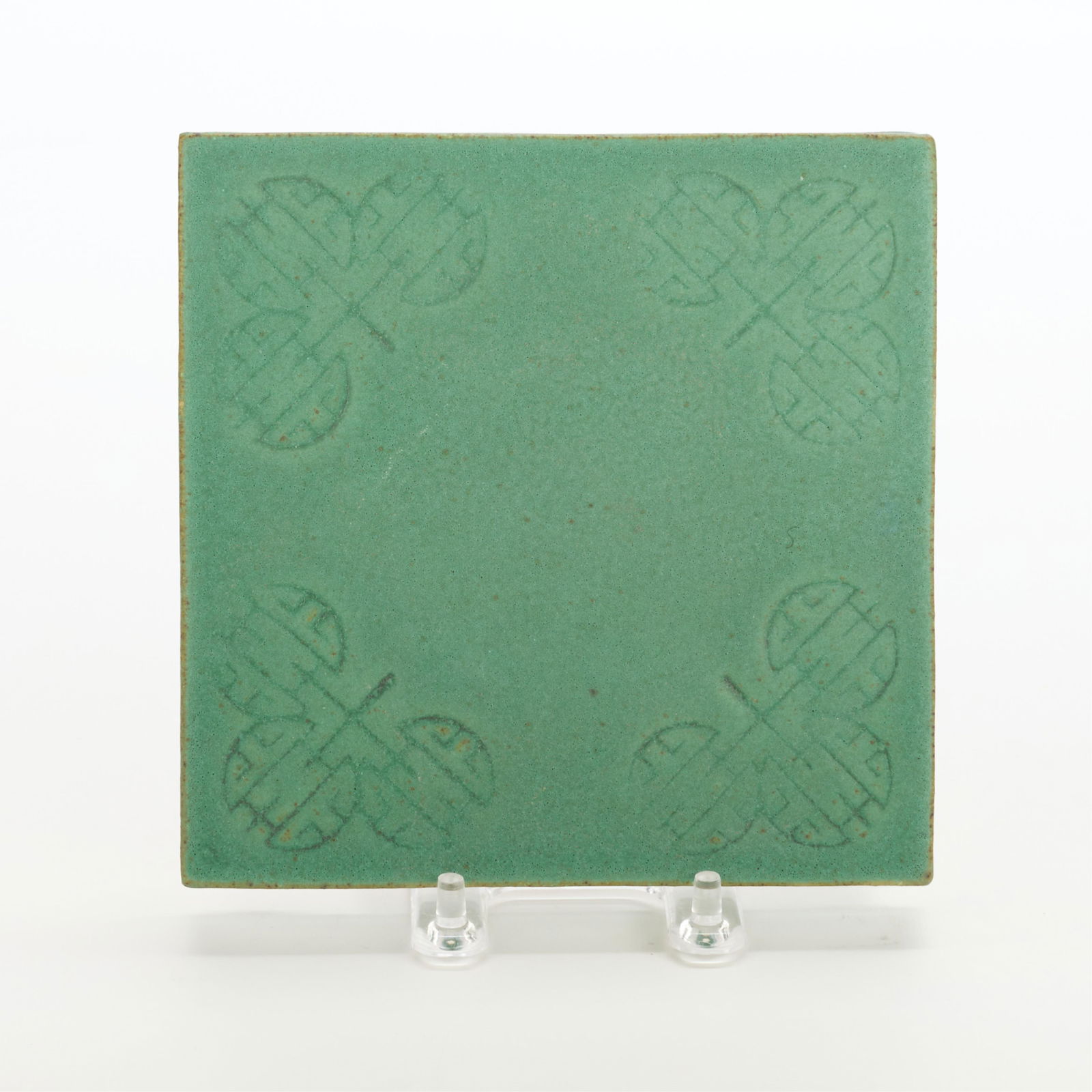 American Terra Cotta Pottery Arts & Crafts Tile: American Terra Cotta & Ceramic Company, Illinois, United States. Arts & Crafts art pottery ceramic tile or trivet, ca. 1910. Depicting trefoil motifs, similar in style to the Chinese Shou symbol, alon