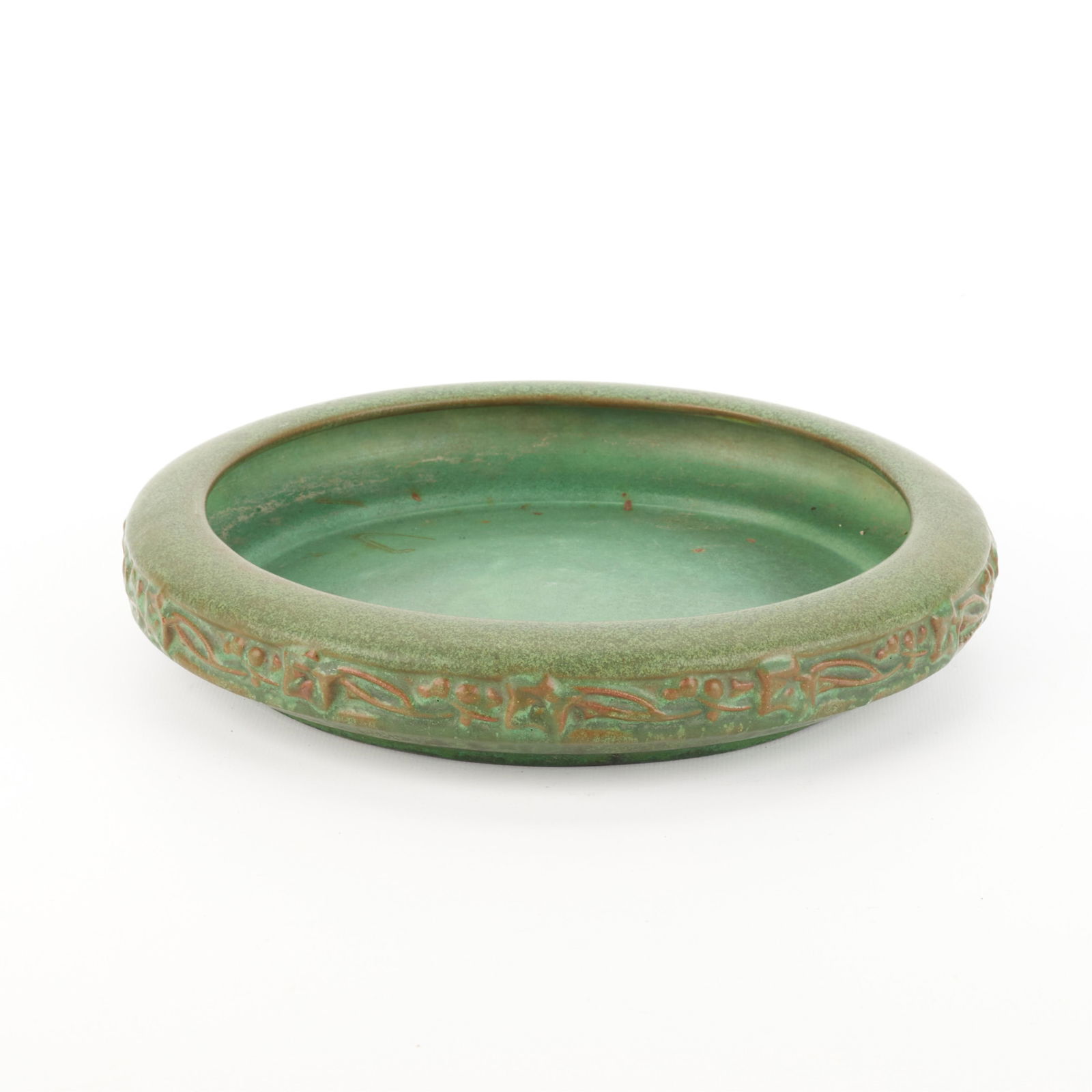 Peters & Reed Arts & Crafts Pottery "Pereco" Bowl: Peters & Reed Pottery Company, Zanesville, Ohio. American Arts & Crafts era matte green "Pereco" ware low bowl vessel, ca. 1910-1920. Depicting scrolling foliate forms and vines of ivy in relief