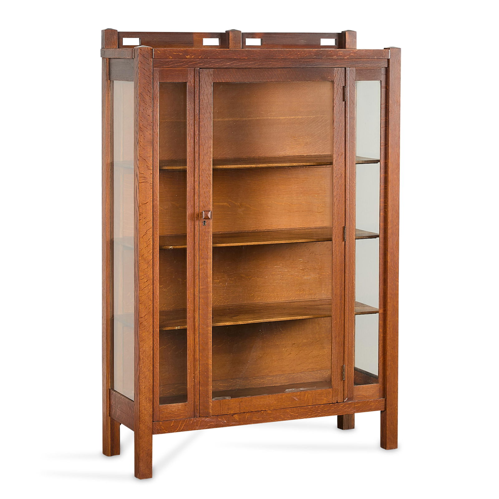 Arts & Crafts Mission Oak Display Cabinet: Antique Arts & Crafts quarter-sawn mission oak china or curio display cabinet, early 20th century. Similar in style to furniture pieces manufactured by Stickley and Limbert.Height: 60 1/2 in x width: