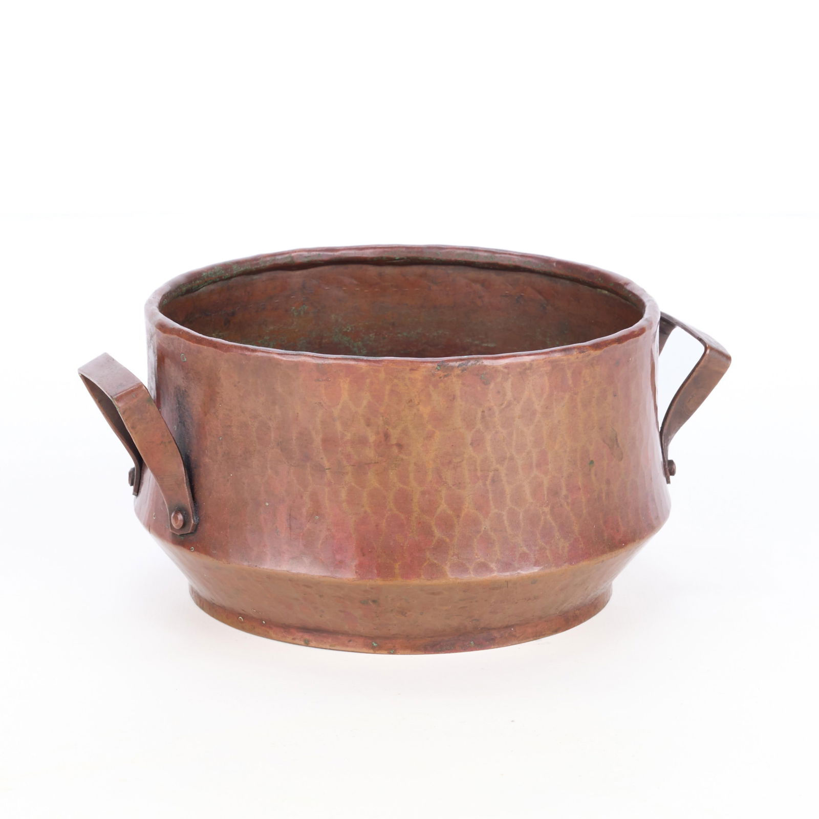 Falick Novick Brothers Hammered Copper Pot: Falick Novick (Russian/American, 1878-1958). Arts & Crafts handwrought and hammered copper pot or saucepan, ca. 1910s. Stamped "Novick Bros" along the underside.Height: 3 in x width: 7 in x diameter:
