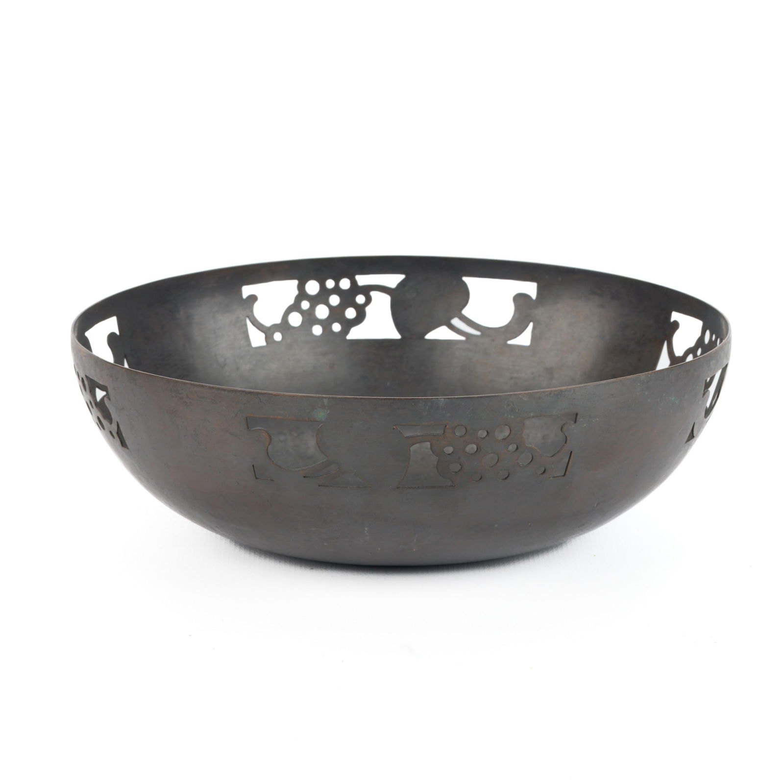 Minneapolis Handicraft Guild Pierced Copper Bowl: Handicraft Guild of Minneapolis, Minnesota. Arts & Crafts handwrought copper bowl, ca. 1900s-1910s. With pierced foliate motifs along the rim. Marked along the underside.Literature: Steve Schoneck, "A