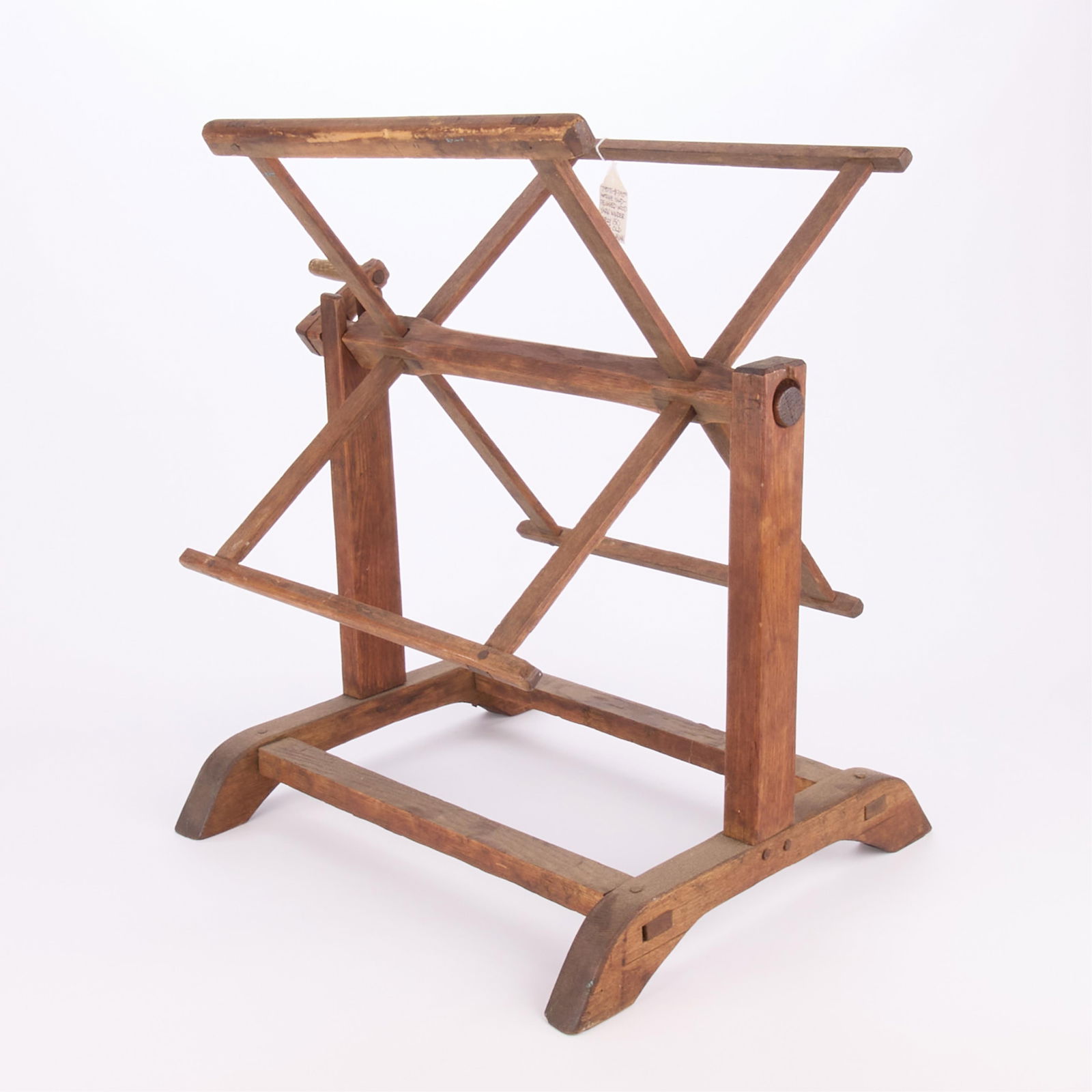 19th c. Early American Wooden Yarn Swift Winder: Antique Early American pegged wooden yarn swift winder or string spinner, 19th century. Height: 25 in x width: 23 1/2 in x depth: 25 in.