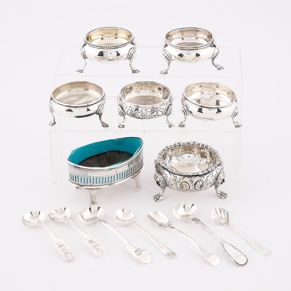 7 English Sterling Salt Cellars & Spoons 14.11 ozt: Group of seven English sterling silver salt cellars with spoons (14 pieces total). Each piece with English assay marks. (Spoons) Length ranges from 3 1/4 to 4 1/4 in; width ranges from 3/4 in to 1 1/4