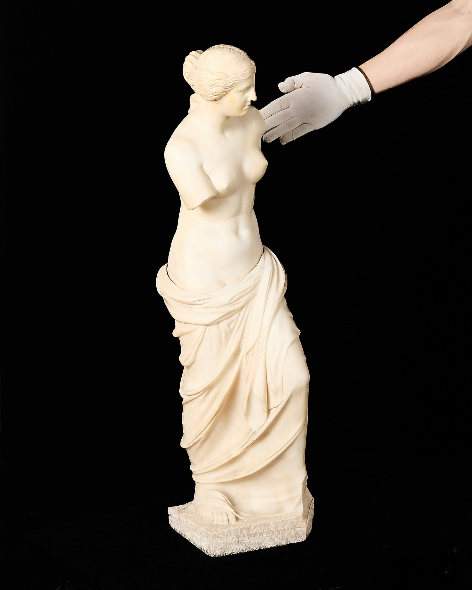 19th c. Grand Tour "Venus de Milo" Marble Sculpture: After Alexandros of Antioch (Greek, 2nd-1st century BCE). Grand Tour carved marble sculpture after Alexandros of Antioch's "Venus de Milo" or "Aphrodite of Melos," 19th century. Depicting the titular 