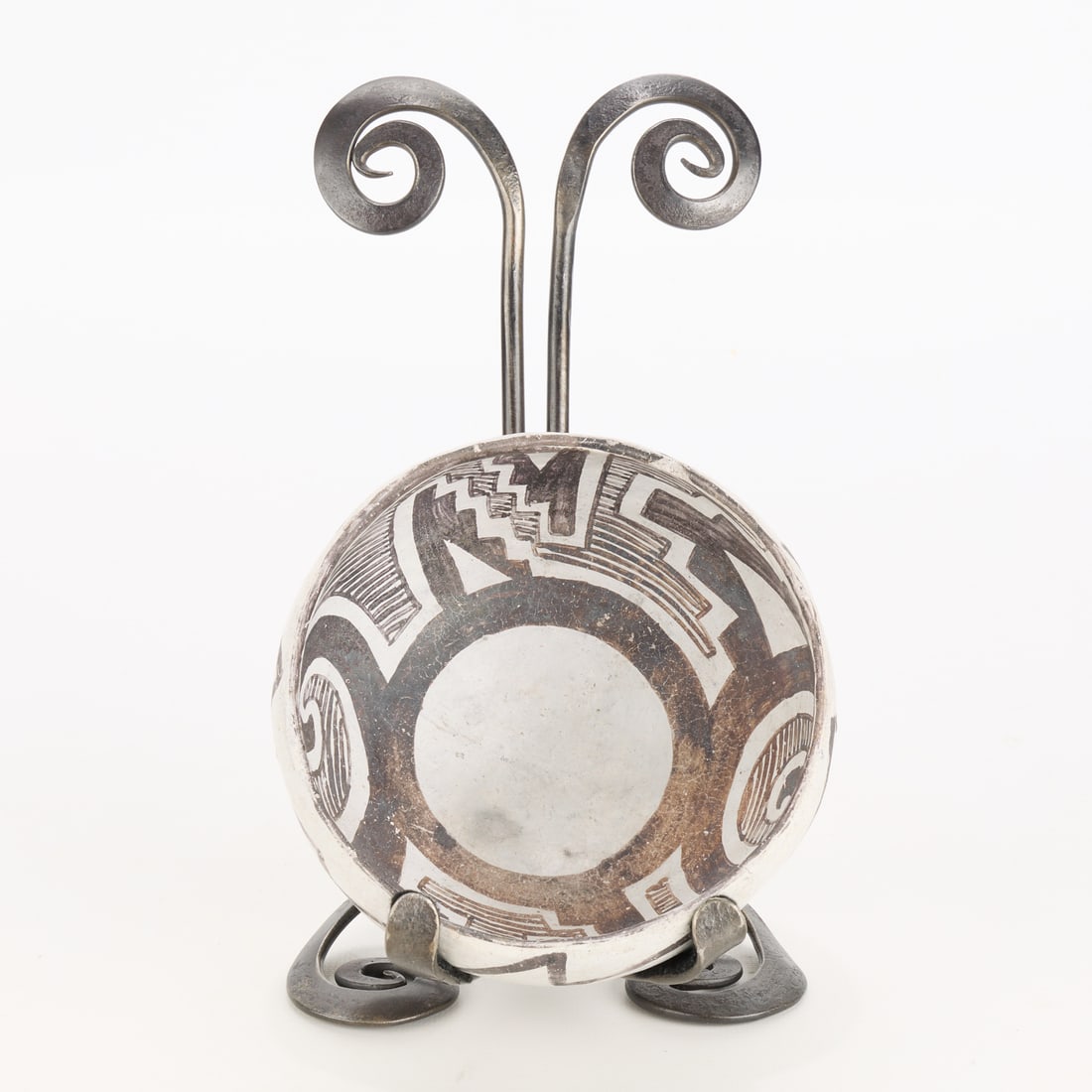 Ancestral Anasazi Black & White Coil Pottery Bowl: Ancestral Puebloan Anasazi black-on-white coiled pottery bowl vessel. Depicting a painted stepped and serrated "snowflake" motif composed of interlocking triangular elements, sinuous forms, and