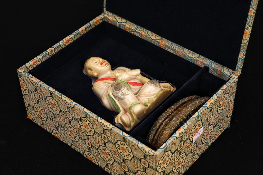 Shou Shan Hibiscus Stone "Book Luohan" Decoration: Shou Shan Hibiscus Stone "Book Luohan" Decoration Size: Height 12.7cm* Width 10.3cm Weight: 525g