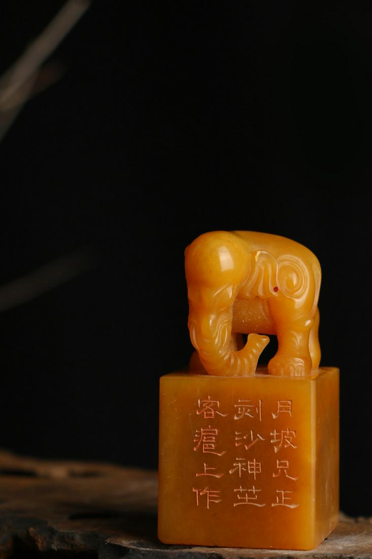 Qing Dynasty Shou Shan Tian Huang Frozen Stone Carving: Qing Dynasty Shou Shan Tian Huang Frozen Stone Carving " Peace Has The Elephant" Stamp Size: Height 7cm* Width 3.5cm Weight 168g