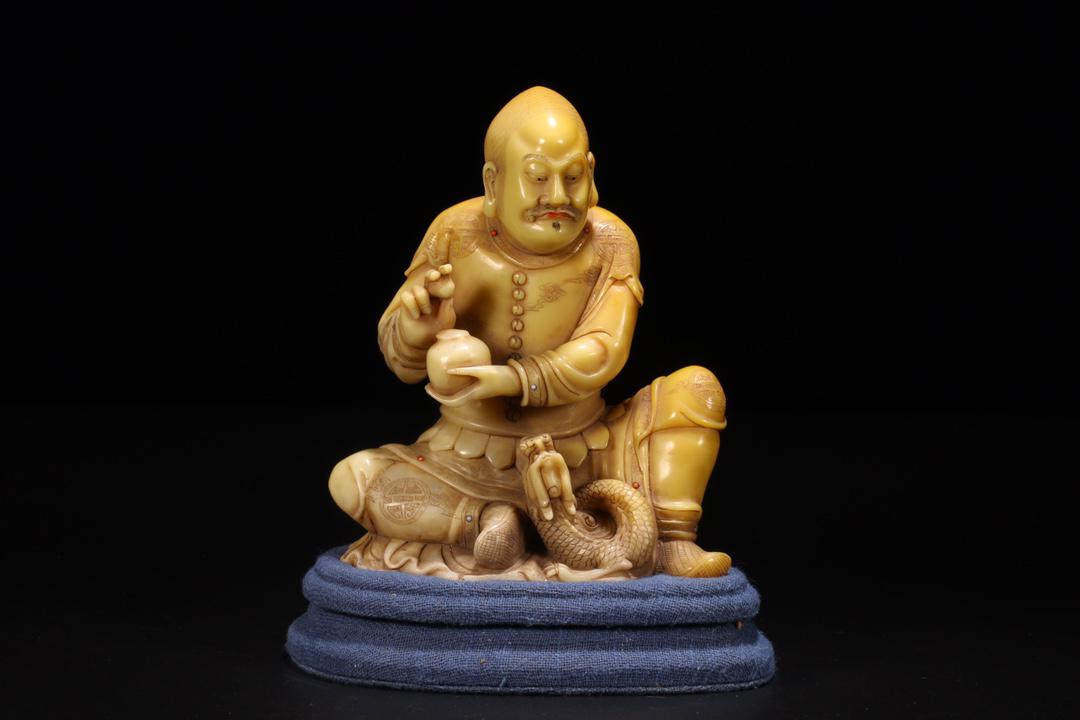 Old Collection Shou Shan Stone " Xiang Long Luohan": Old Collection Shou Shan Stone " Xiang Long Luohan" Decoration Size: Bottom Length 11.5cm* Bottom Width 7cm* Height 14cm Weight: 739g