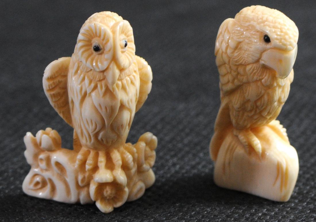 Lot of 2 miniature Netsuke: Lot of 2 miniature Netsuke, including an owl and parrot, signed, height: 3.5 cm.