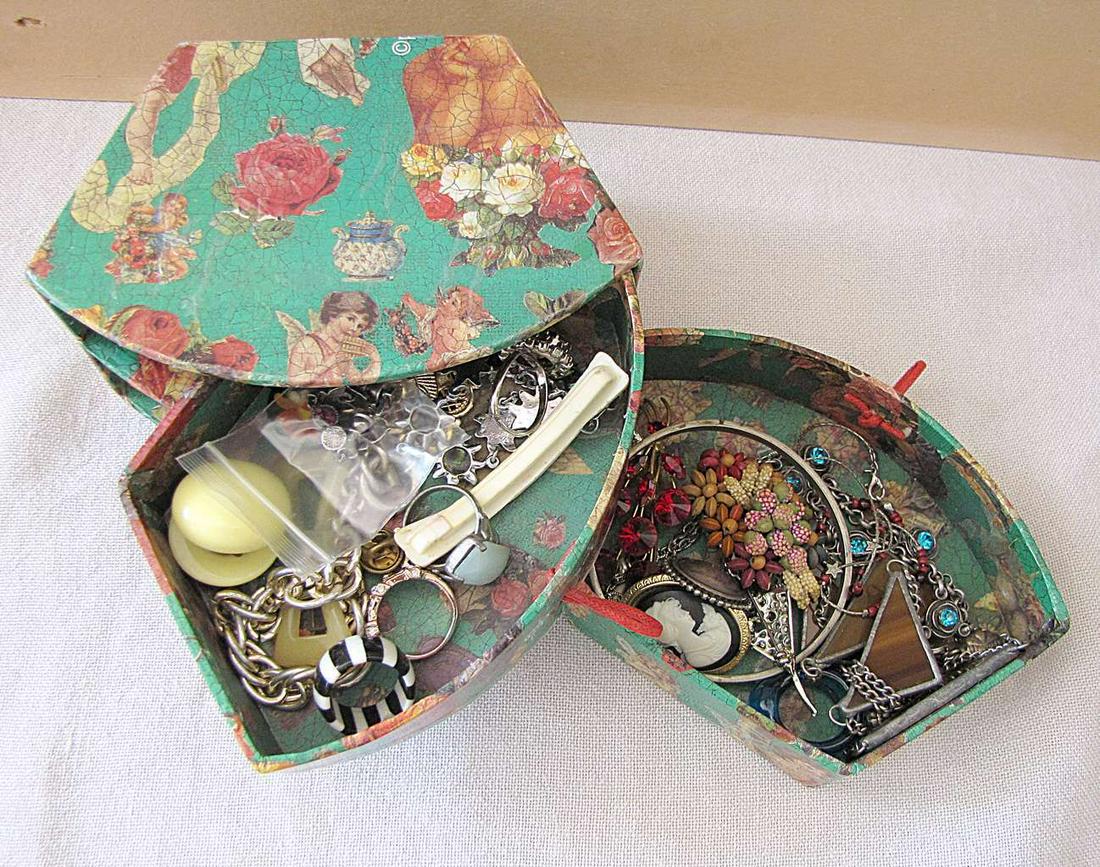 Lot of antique and old jewelry items in fine box, 187: Lot of antique and old jewelry items in fine box, 187 gr., size of box: 10 x 7 x 15 cm.