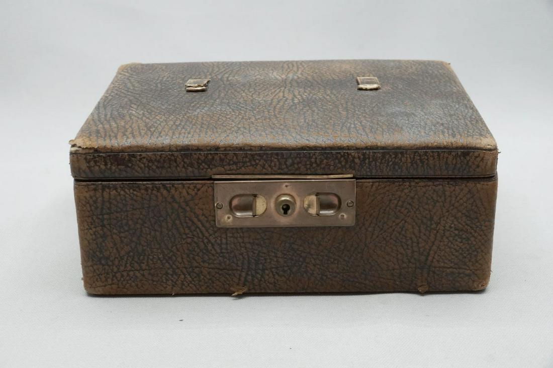 Old Art-Deco Leather Jewellery Box: Old Art-Deco Leather Jewellery Box, circa 1920s, brown leather, brown velvet cloth interior, with a special lock mechanicsm (no key), measurements: 21X15X8 cm. Rubbing, lacks the lid's grip and the tw