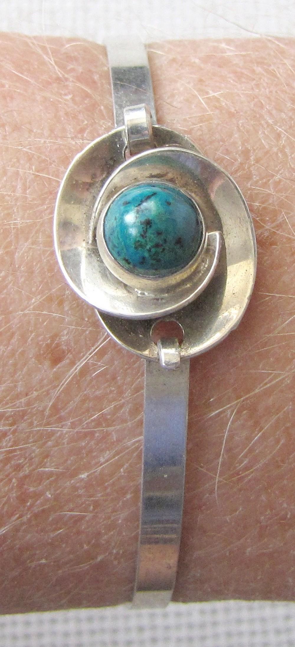 Vintage modernist silver sterling 925 bangle bracelet set with Eilat stone.: Vintage modernist silver sterling 925 bangle bracelet set with Eilat stone. The bracelet for a small wrist or for a child, see size. Diameter: 5.5 cm. (2.1 inches) Size to top: 1.5 x 2 cm. (0.6 x 0.8
