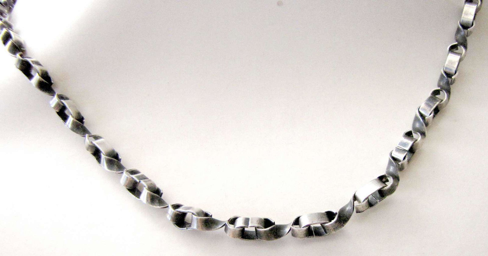 Vintage silver sterling 925 chain, 25 gr., hand crafted.: Vintage silver sterling 925 chain, 25 gr., hand crafted. Length: 48 cm. (18.8 inches) Size of links: 5 x 5 mm. Hand crafted, hammered.