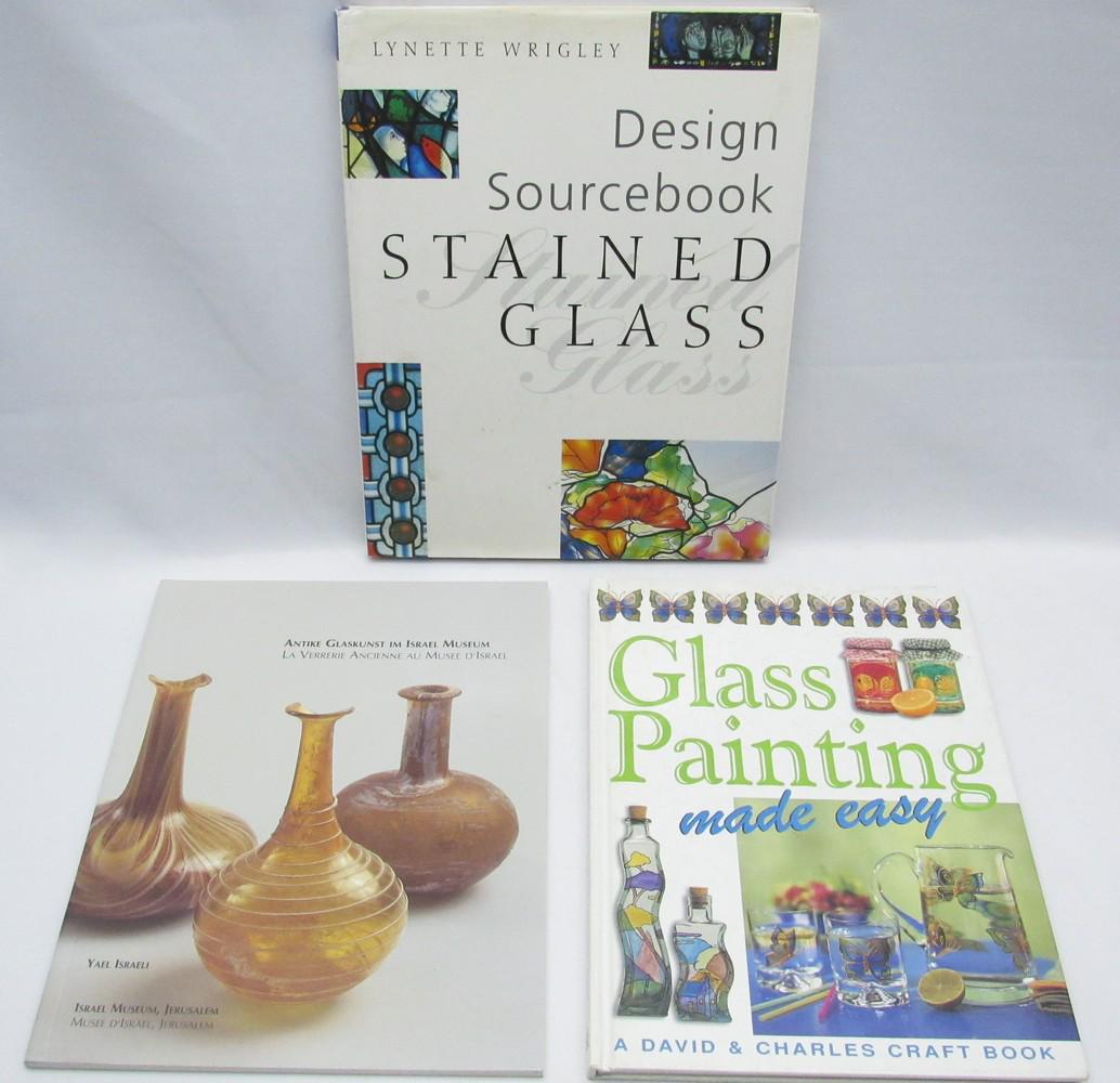 A collection of 3 books about glass: A collection of 3 books about glass, which includes: 1. Glass Painting made easy, editors Susan & Martin Penny, published by David&Charles, from 1998, 2. Antike Laskunst im Israel Museum by Yael Israe