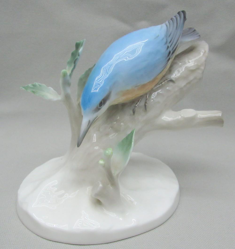Fine Porcelain Bird Figurine Made by Noritake: Fine Porcelain Bird Figurine Made by Noritake, Japan, end of 20th century, decorated with hand painting, marked, height: 11.5 cm, width: 12.5 cm.