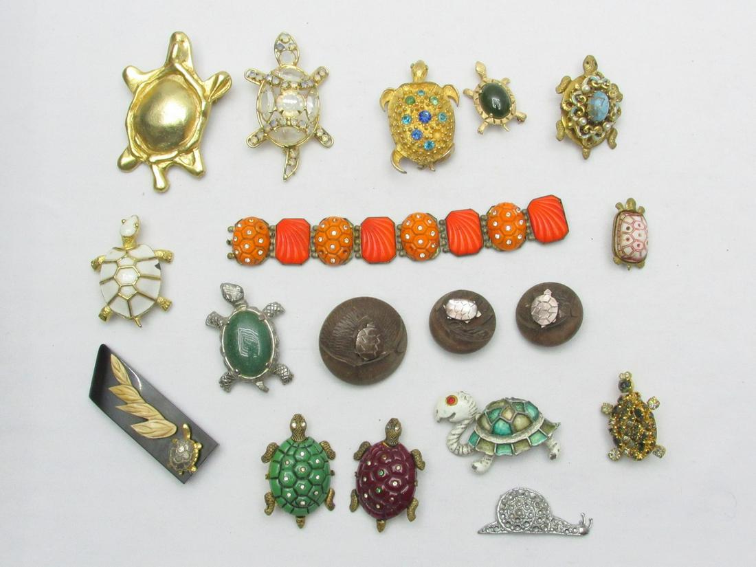 An Assortment Of 18 Vintage "Turtles" Jewelry Pieces: An Assortment Of 18 Vintage "Turtles" Jewelry Pieces, 20th century, which includes brooches, buttons and a bracelet decorated with a "Turtles" pattern, made mainly of metal, and various polymeric mate