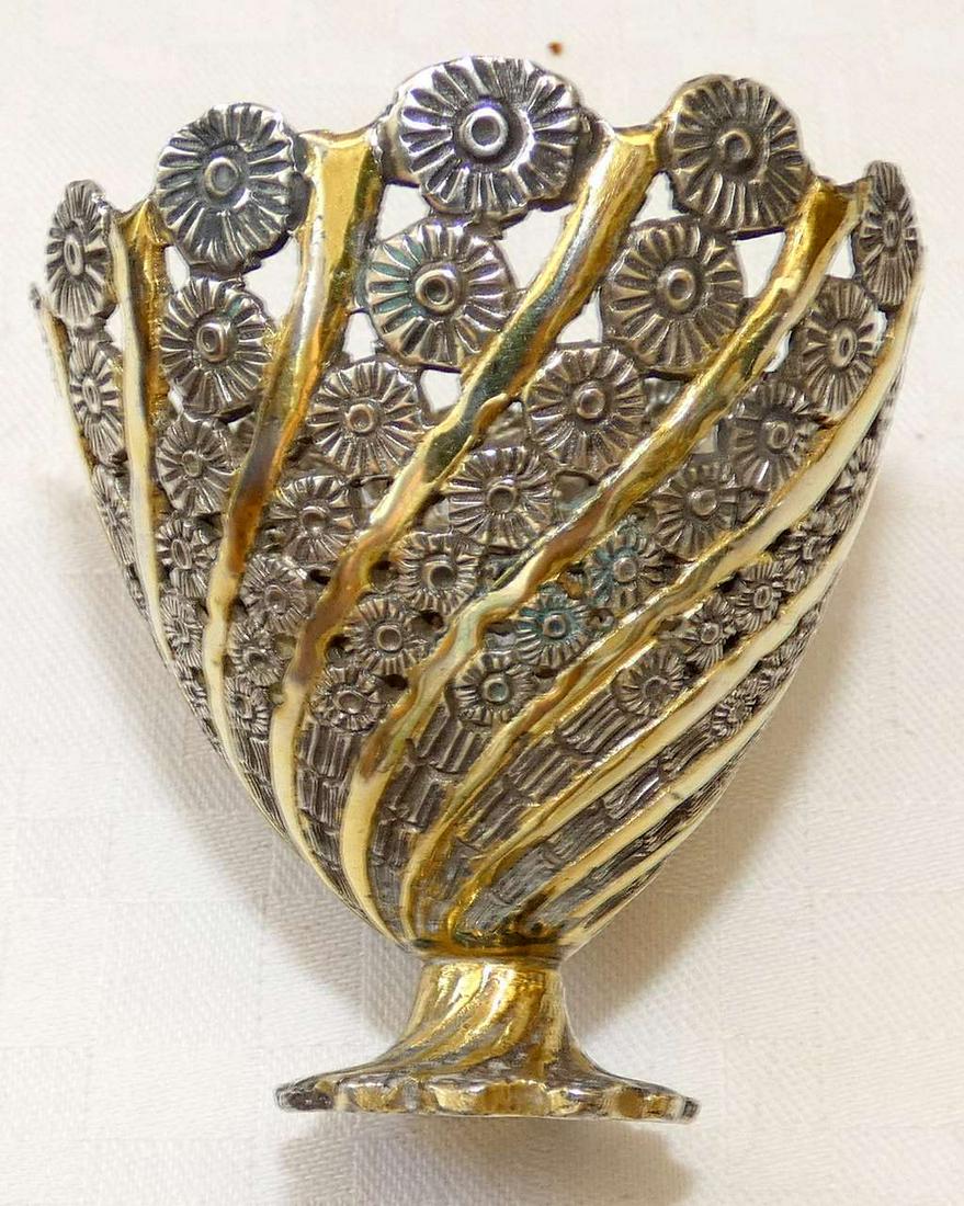 Ottoman Turkish antique pierced floral gilt silver egg cup, 40 gr., repousse engraving 19th cen.: Ottoman Turkish antique pierced floral gilt silver egg cup, weight: 40 gr., repousse engraving 19th cen. Tested for silver by acid. Height: 5.4 cm. (2.1 inches) Diameter to top: 5.2 cm. (2 inches) Han
