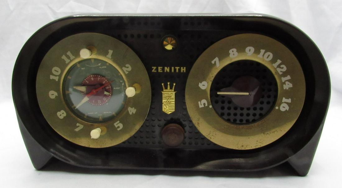 "Owl" bakelite radio made by Zenith, model G516: "Owl" radio made by Zenith, model G516, 1950s, brown bakelite box, combined with gilded metal parts and glass, gives the impression that it has been kept in very good condition, width: 29.5 cm. Workin