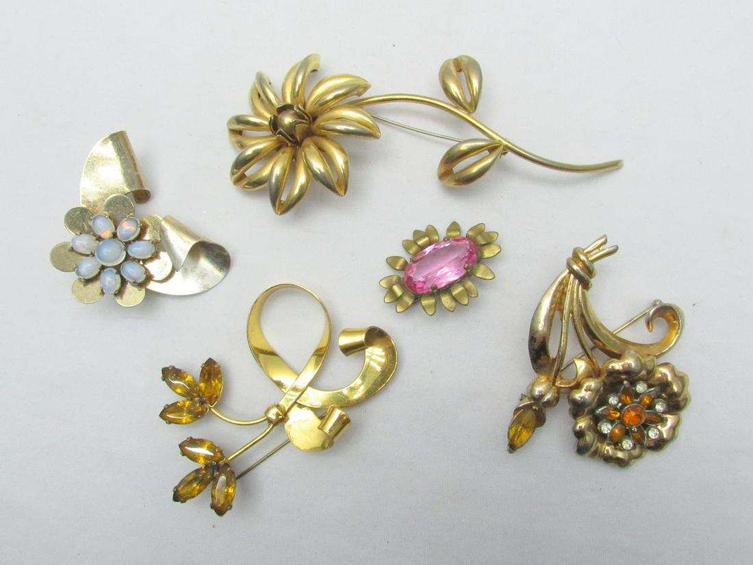 An Assortment Of 5 Vintage Gilded Flower Fashion Brooches (1 of 13)