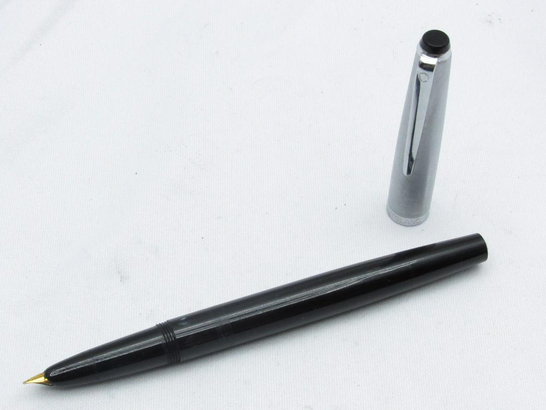 Montblanc fountain pen, Monte Rosa model: Fountain pen made by Montblanc, Monte Rosa model, rare model produced in a short period during the 60's, black body, brushed silver metal cap, gilded nib, untested working condition, length: 13.5 cm.