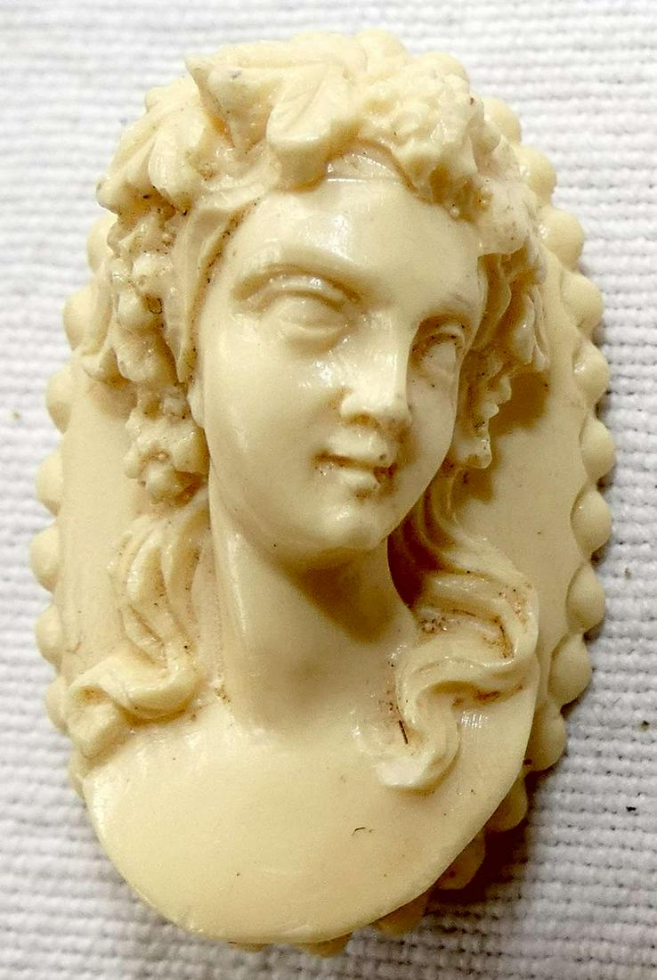 Victorian antique cast resin cameo: Victorian antique cast resin cameo.Size: 3.3 x 2 cm. (1.3 x 0.8 inches)Thickness: 1.5 cm. (0.6 inches)