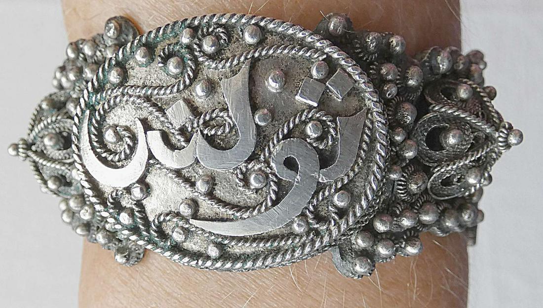 Tunisian antique calligraphic filigree silver hinged bangle bracelet with name â€œTunis” in: Tunisian antique calligraphic filigree silver hinged bangle bracelet with name â€œTunis” in Arabic, signed by maker, 47 gr. French-colonial period Tunisia, The plaque on the bracelet reads: