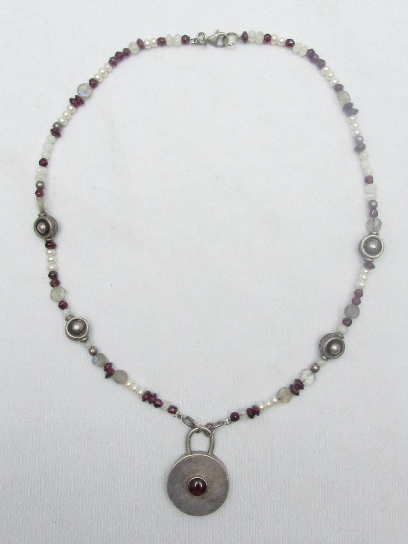 A beaded necklace made of pearls, garnets and quartz stones (1 of 7)