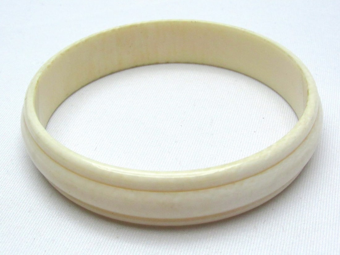 Old carved Bangle bracelet (1 of 4)