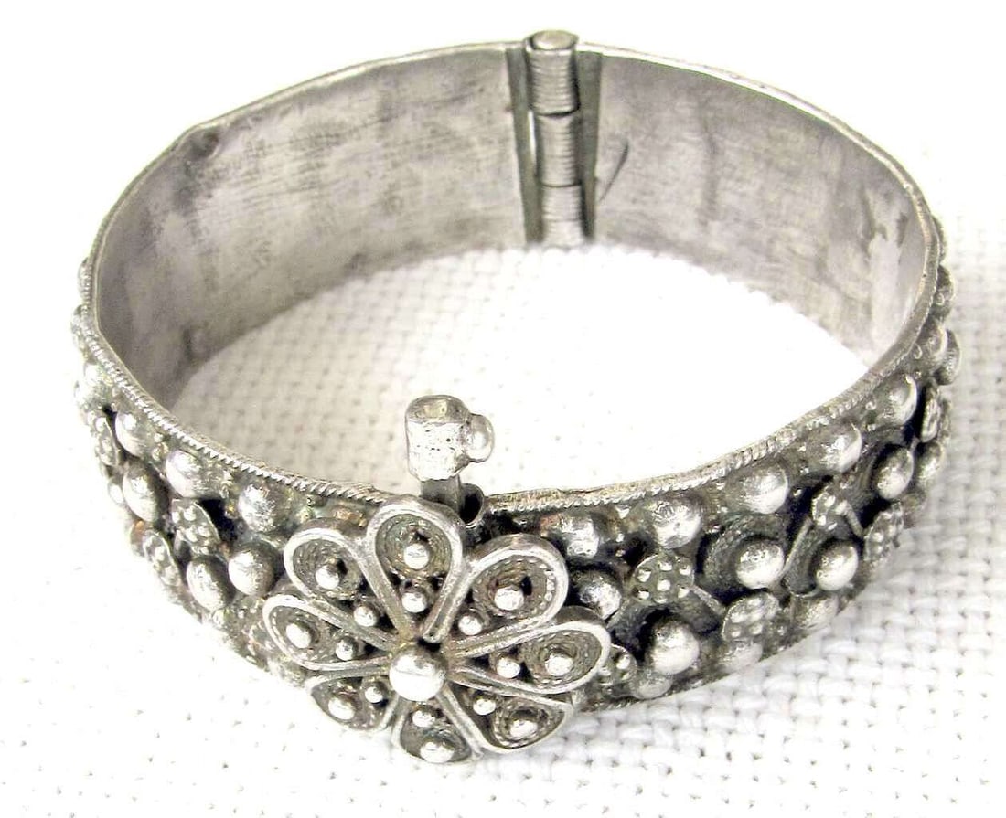 Yemenite old filigree silver sterling solid hinged bangle bracelet, 57 gr., silver hallmark of: Yemenite old filigree silver sterling solid hinged bangle bracelet, weight: 57 gr., silver hallmark of Hazorfim, 1950’s The bracelet is for the rathe small wrist, see size.Inner size: 5.6 x 5 cm. (2