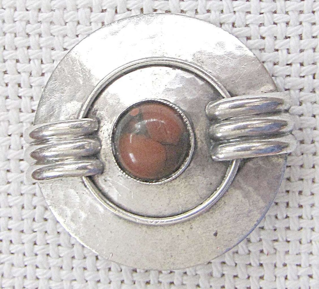 Art deco silver sterling 925 brooch set with jasper.: Art deco silver sterling 925 brooch set with jasper. Diameter: 3.5 cm. (1.3 inches)Hand crafted, hammered.