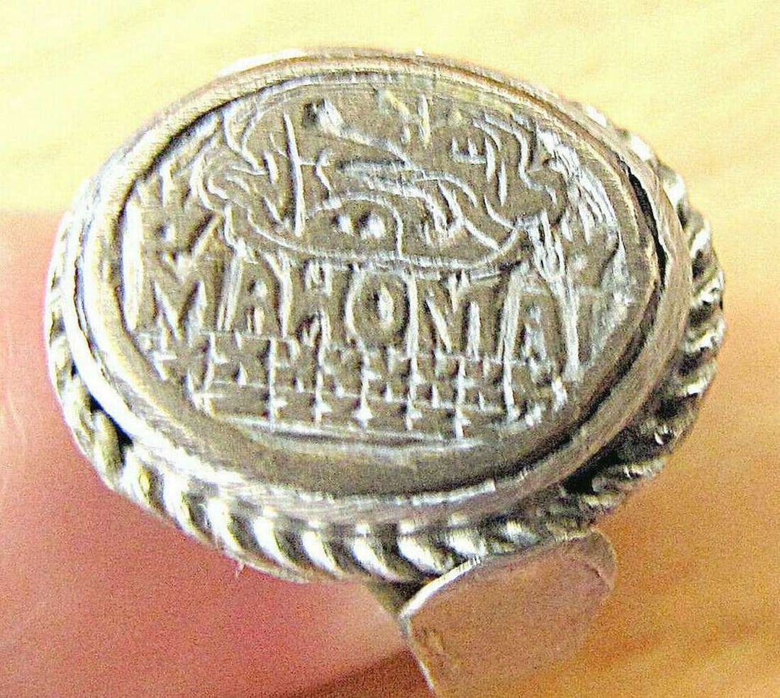 Islamic Antique Low Grade Silver Ring with name Mahoma (Muhammad), Size: 9: Islamic Antique Low Grade Silver Ring with name Mahoma (Muhammad), Size: 9 Engraved name Mahoma (Muhammad) and Oriental Ornament Made on bronze plaque and inlaid into ringSize: 9, inner diameter: 19 m