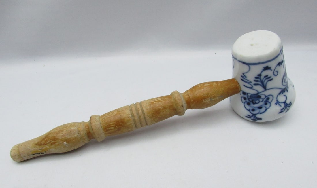 Wooden and porcelain schnitzel hammer decorated with onion blossoms (zwiebelmuster) (1 of 5)