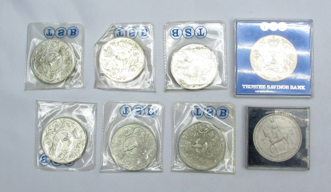 Assortment of 7 medals in honor of the silver jubilee of the coronation of Elizabeth II Queen of (1 of 3)