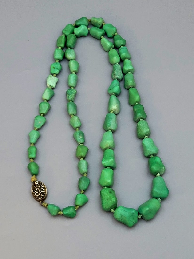 A quality gradauted turquoise bead necklace (1 of 5)