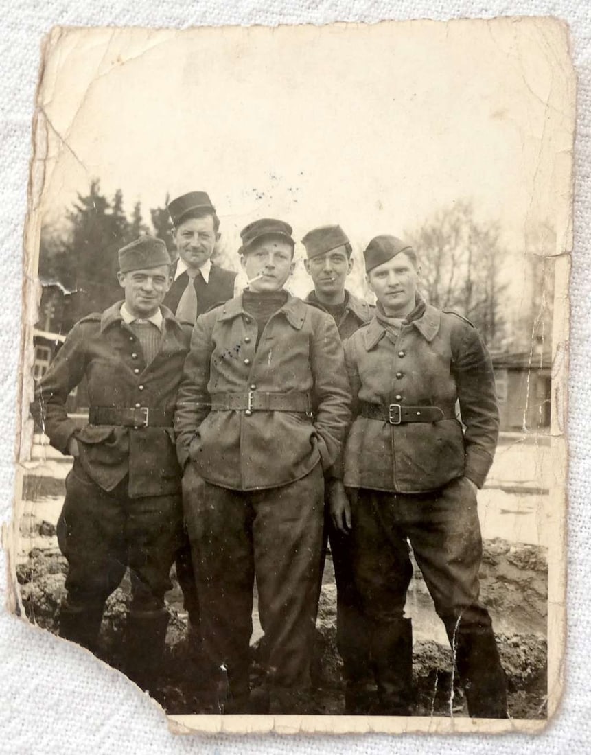 WWII. Prisoner-of-war camp Stalag VIII-B/Z. Orig. photo of Jewish Prisoners, 1940’s: WWII. Prisoner-of-war camp, Stalag VIII-B/Z. Orig. photo of Jewish Prisoners, 1940’s The photo comes from a Jewish family in Tel-Aviv Size: 11 x 8.5 cm. (4.3 x 3.3 inches) Condition: lower left corn
