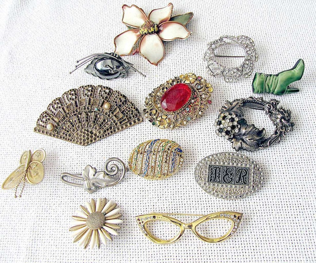 Lot of 8 vintage brooches: metal, plastic, gold tone, enamel, crystal, glass (1 of 6)